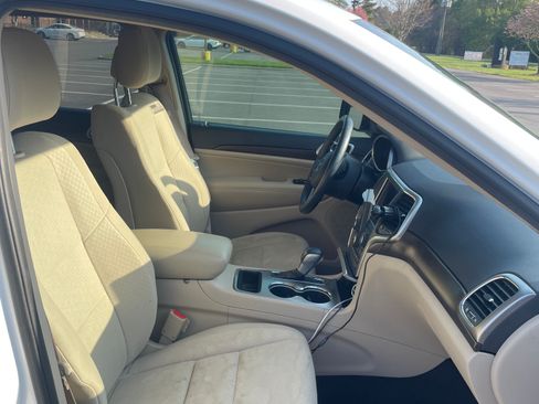 Used 2018 Jeep Grand Cherokee Laredo image 16