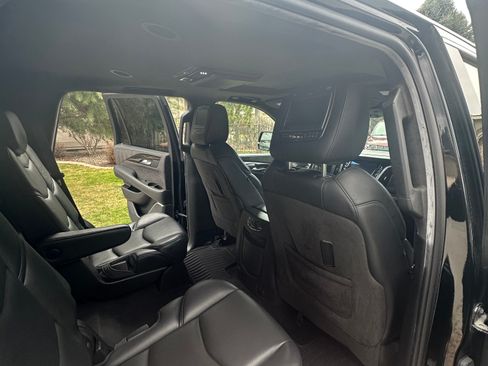 Used 2017 Cadillac Escalade Platinum image 12