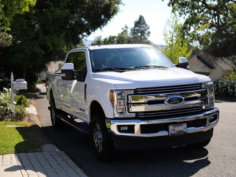 Used 2017 Ford F250 Lariat w/ Lariat Value Package AWD/4WD image 2