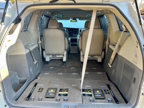 Used 2018 Toyota Sienna XLE image 26