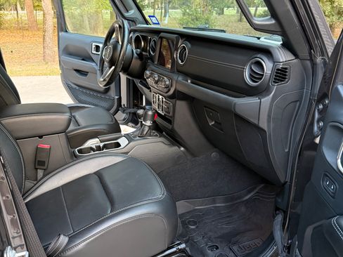 Used 2018 Jeep Wrangler Unlimited Sahara AWD/4WD image 9