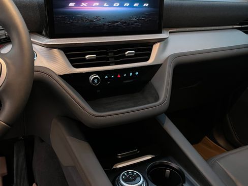 Used 2025 Ford Explorer Active w/ Active Comfort Package image 11