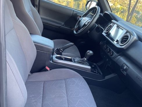 Used 2017 Toyota Tacoma TRD Sport RWD image 6