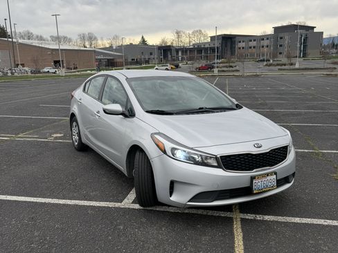 Used 2017 Kia Forte LX image 2