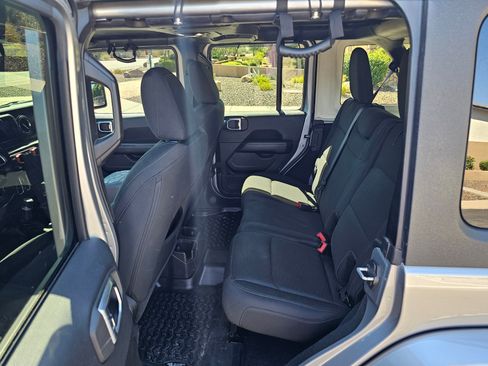 Used 2019 Jeep Wrangler Unlimited Sahara image 12