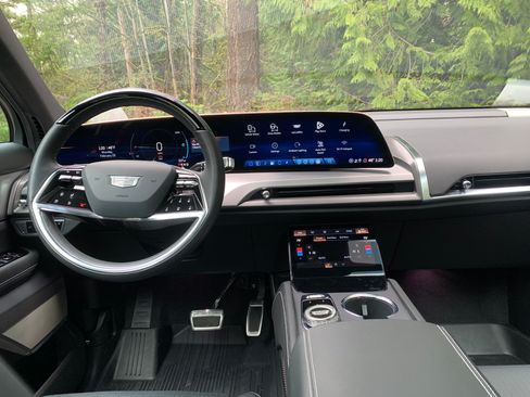 Used 2026 Cadillac Vistiq Luxury image 15