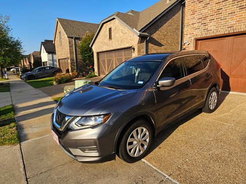 Used 2018 Nissan Rogue S image 1