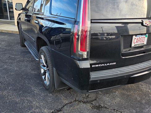 Used 2020 Cadillac Escalade Luxury w/ Escalade Sport Edition image 2