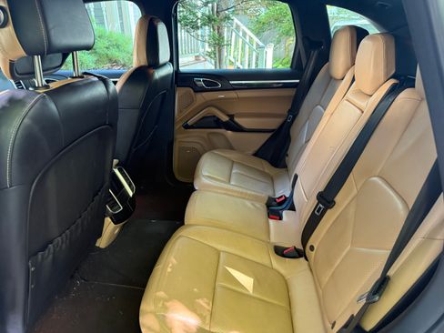 Used 2014 Porsche Cayenne Platinum Edition AWD/4WD image 9