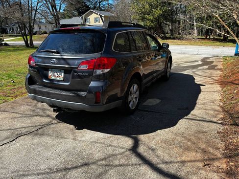 Used 2011 Subaru Outback 2.5i Premium image 10