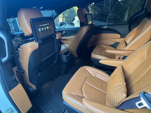 Used 2022 Chrysler Pacifica Pinnacle image 18