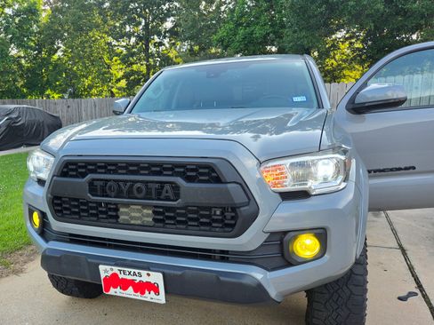 Used 2021 Toyota Tacoma SR5 RWD image 2