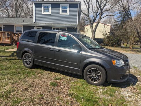Used 2017 Dodge Grand Caravan SXT image 1