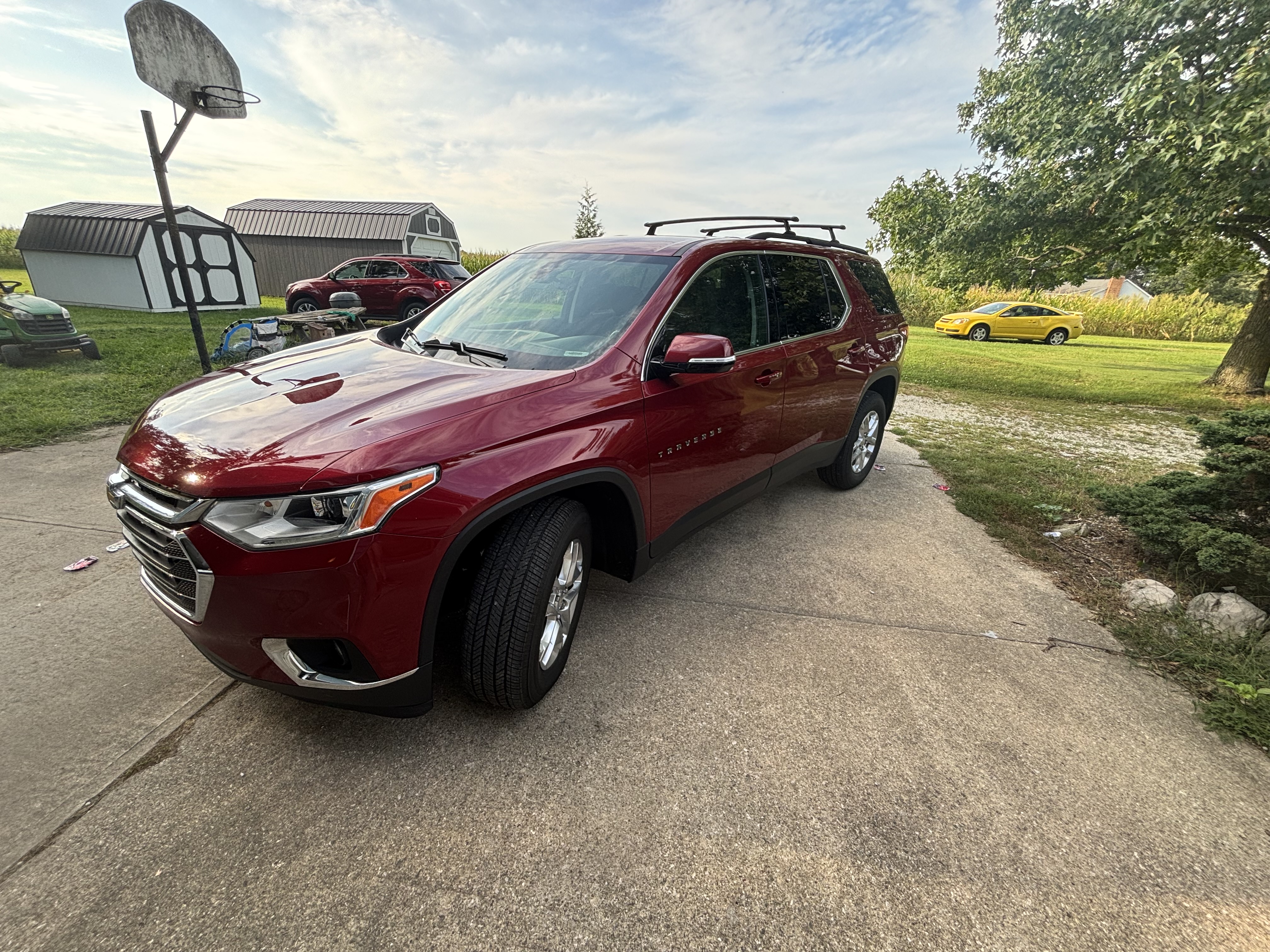 Used 2020 Chevrolet Traverse LT FWD image 1