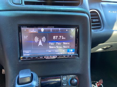 Used 2004 Chevrolet Corvette Coupe w/ Roof Package image 11