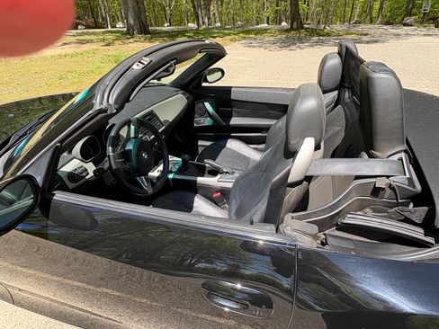 Used 2005 BMW Z4 2.5i RWD image 13