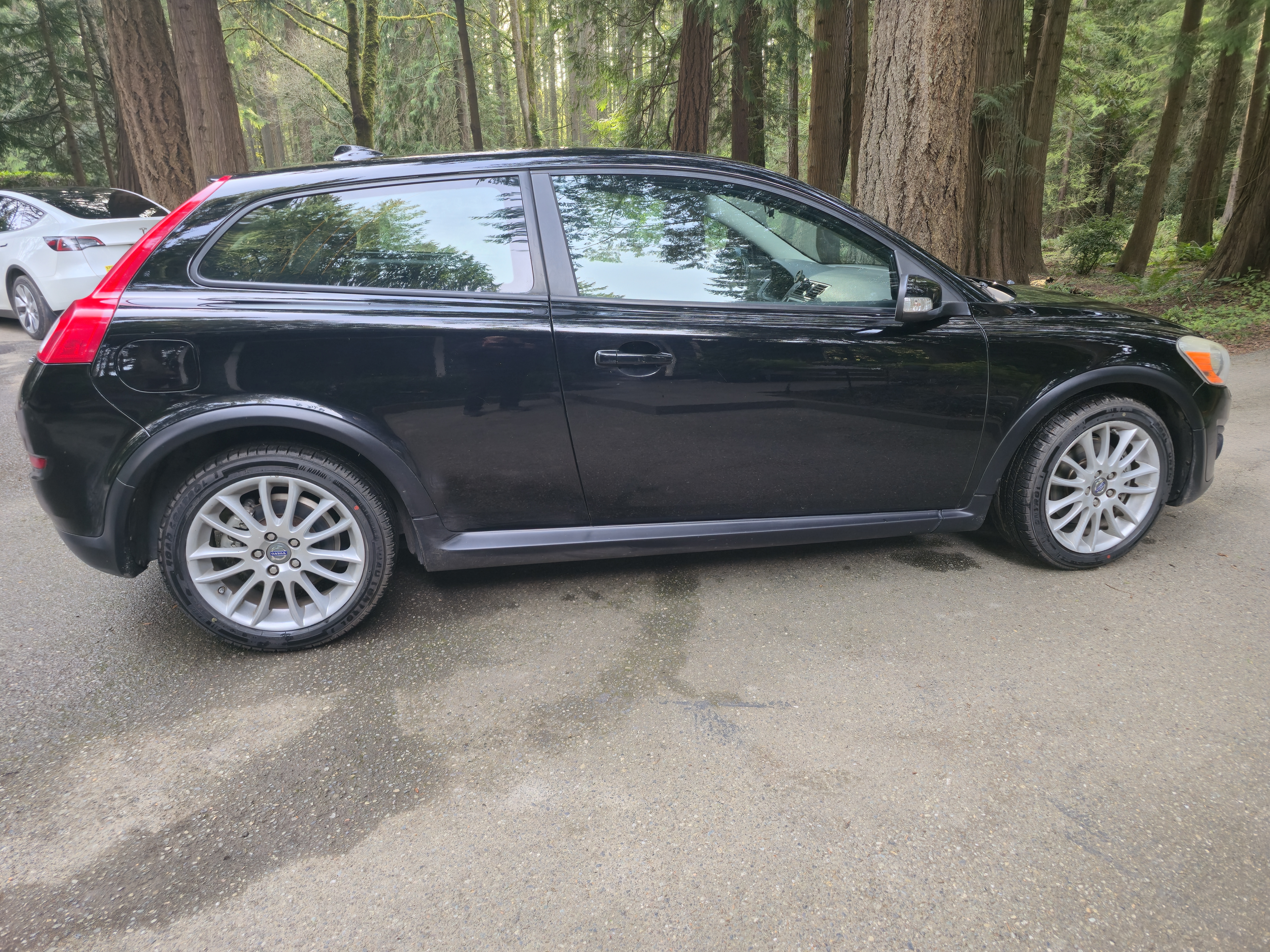 Used 2011 Volvo C30 T5 w/ Preferred Pkg FWD image 2