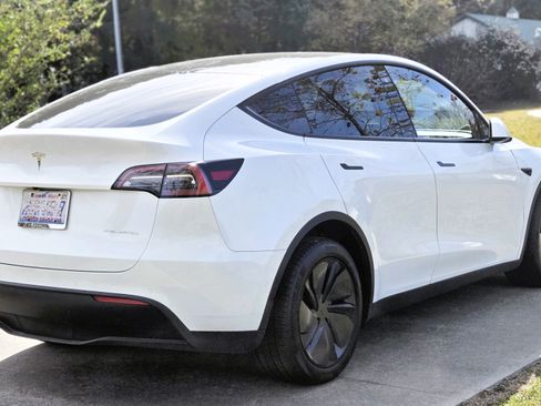 Used 2022 Tesla Model Y Long Range image 5
