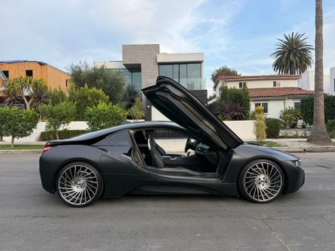 Used 2017 BMW i8 image 2