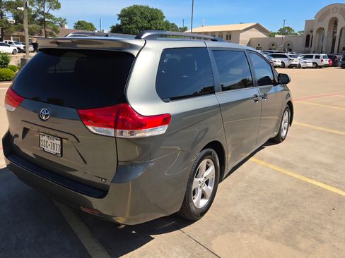 Used 2014 Toyota Sienna LE image 2