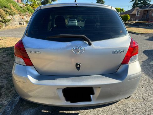 Used 2009 Toyota Yaris 4-Door Hatchback FWD image 5