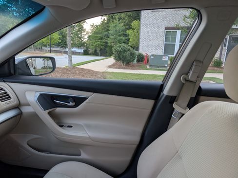 Used 2015 Nissan Altima 2.5 S w/ Sport Value Package image 6