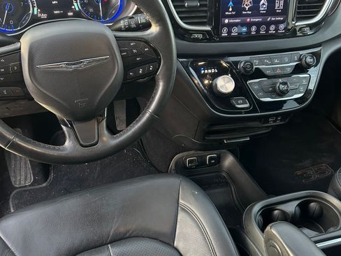 Used 2020 Chrysler Pacifica Touring-L image 13