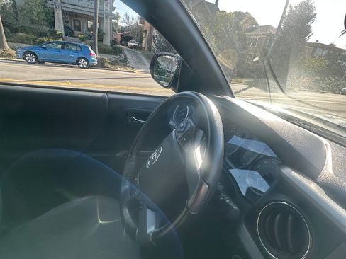 Used 2016 Toyota Tacoma TRD Sport image 9