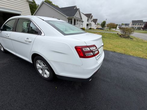 Used 2018 Ford Taurus SE FWD image 9