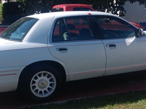 Used 2002 Ford Crown Victoria LX image 18