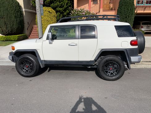 Used 2014 Toyota FJ Cruiser 4WD w/ Convenience Package image 2