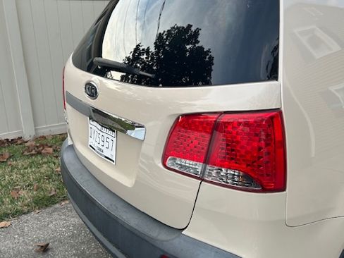 Used 2012 Kia Sorento LX image 2