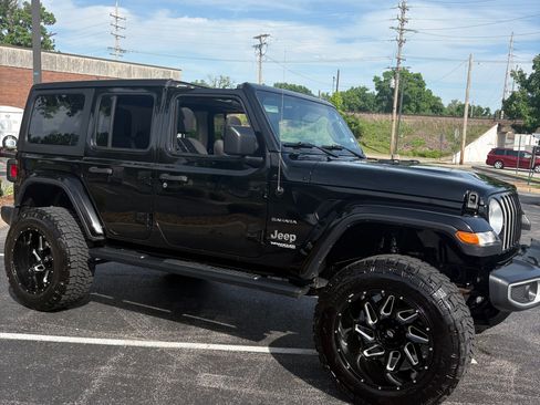 Used 2019 Jeep Wrangler Unlimited Sahara AWD/4WD image 12