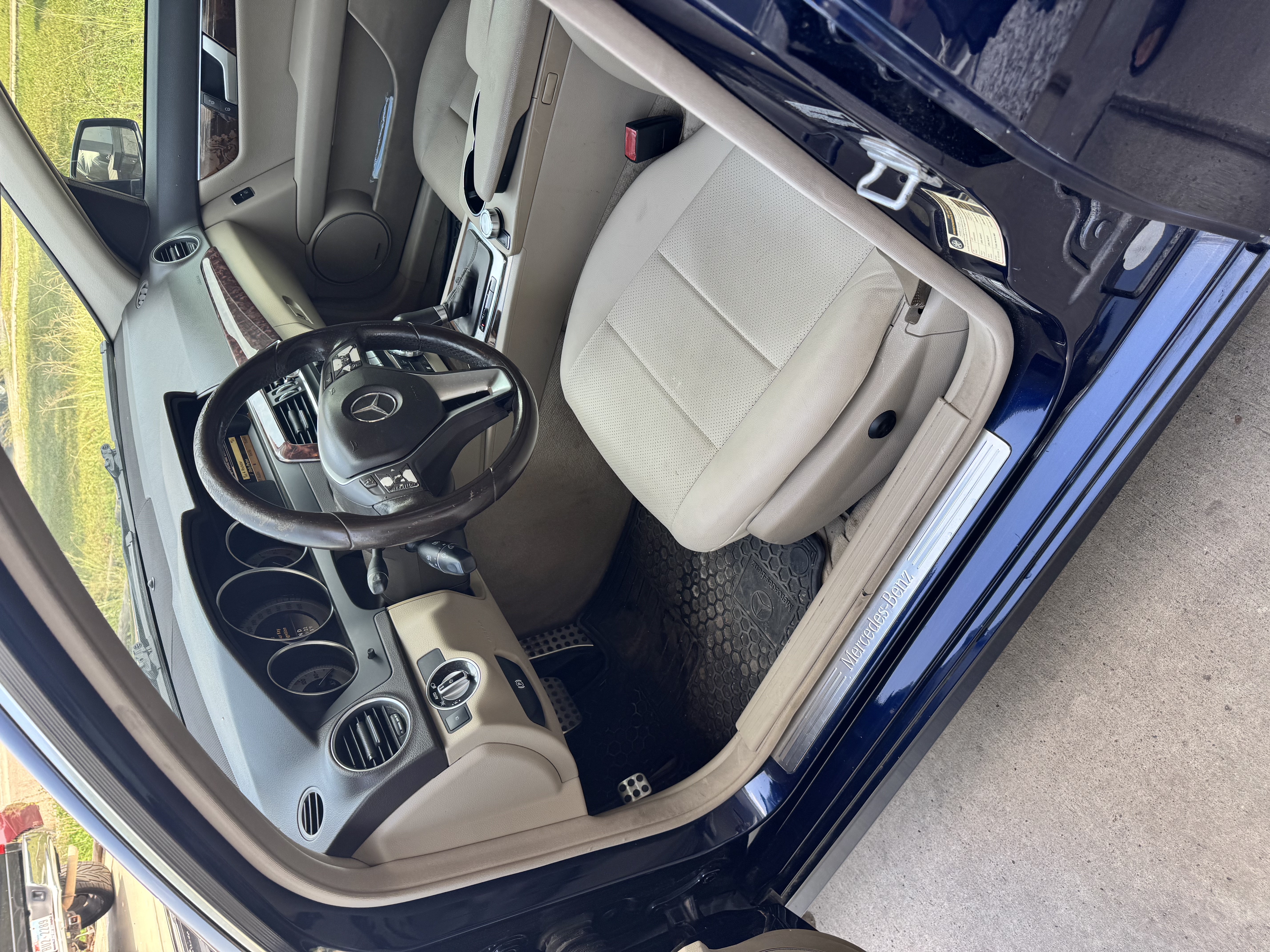 Used 2012 Mercedes-Benz C 250 Sedan image 2