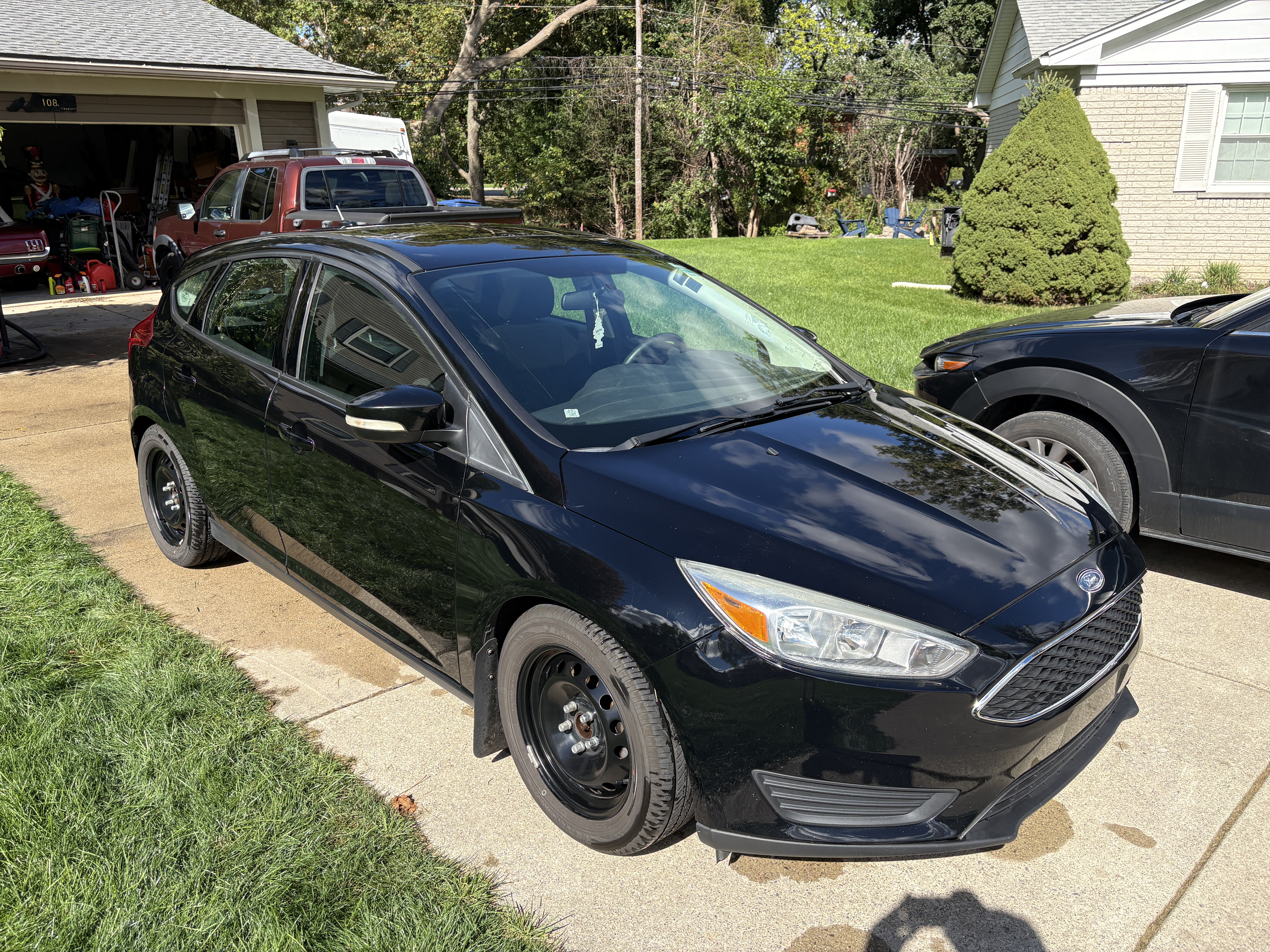 Used 2016 Ford Focus SE w/ SE Cold Weather Package FWD image 2