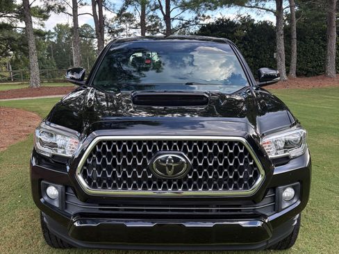 Used 2018 Toyota Tacoma TRD Sport RWD image 2