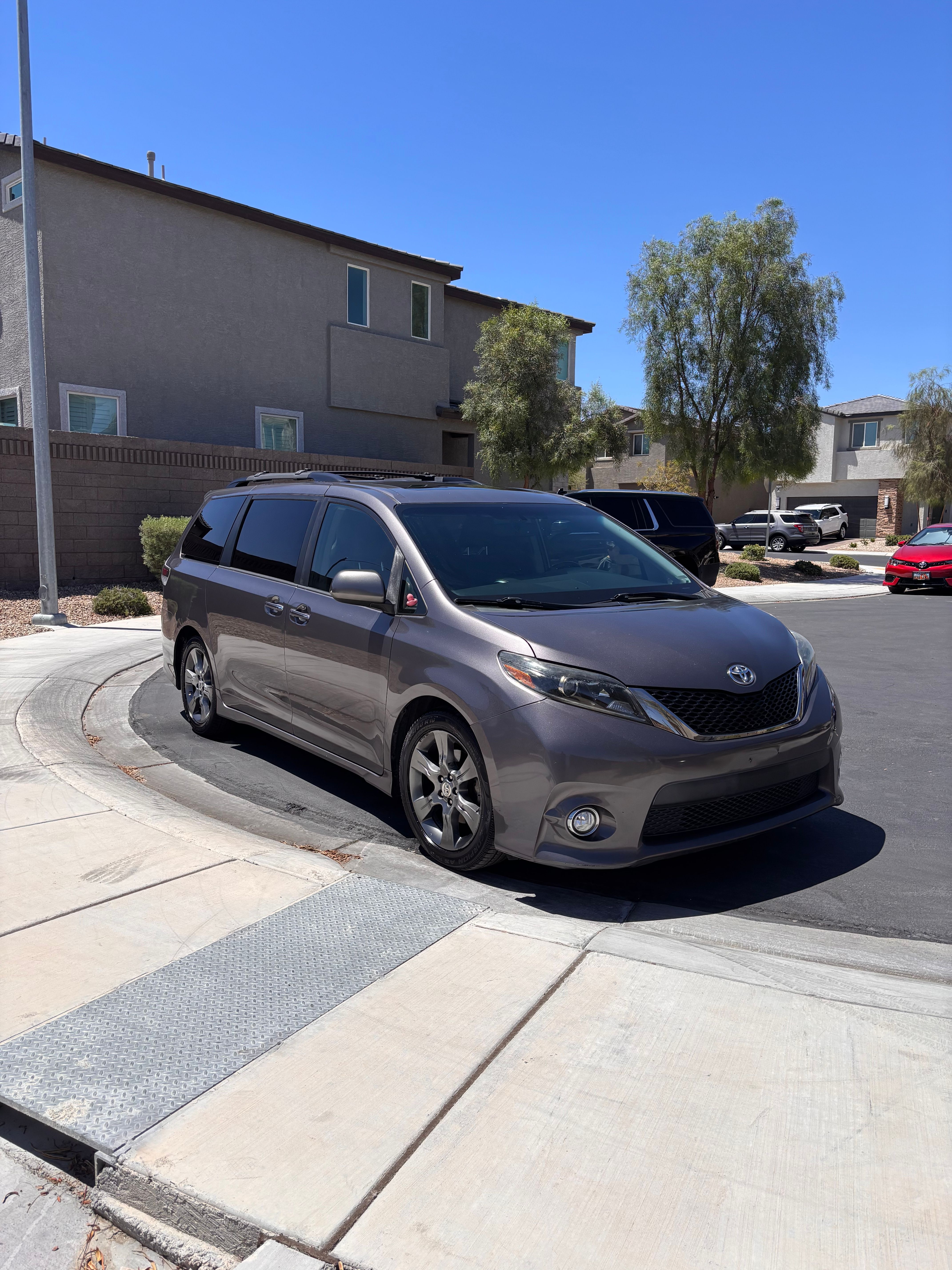 Used 2015 Toyota Sienna SE w/ SE Preferred Package FWD image 2