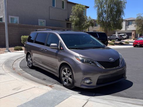 Used 2015 Toyota Sienna SE w/ SE Preferred Package FWD image 2