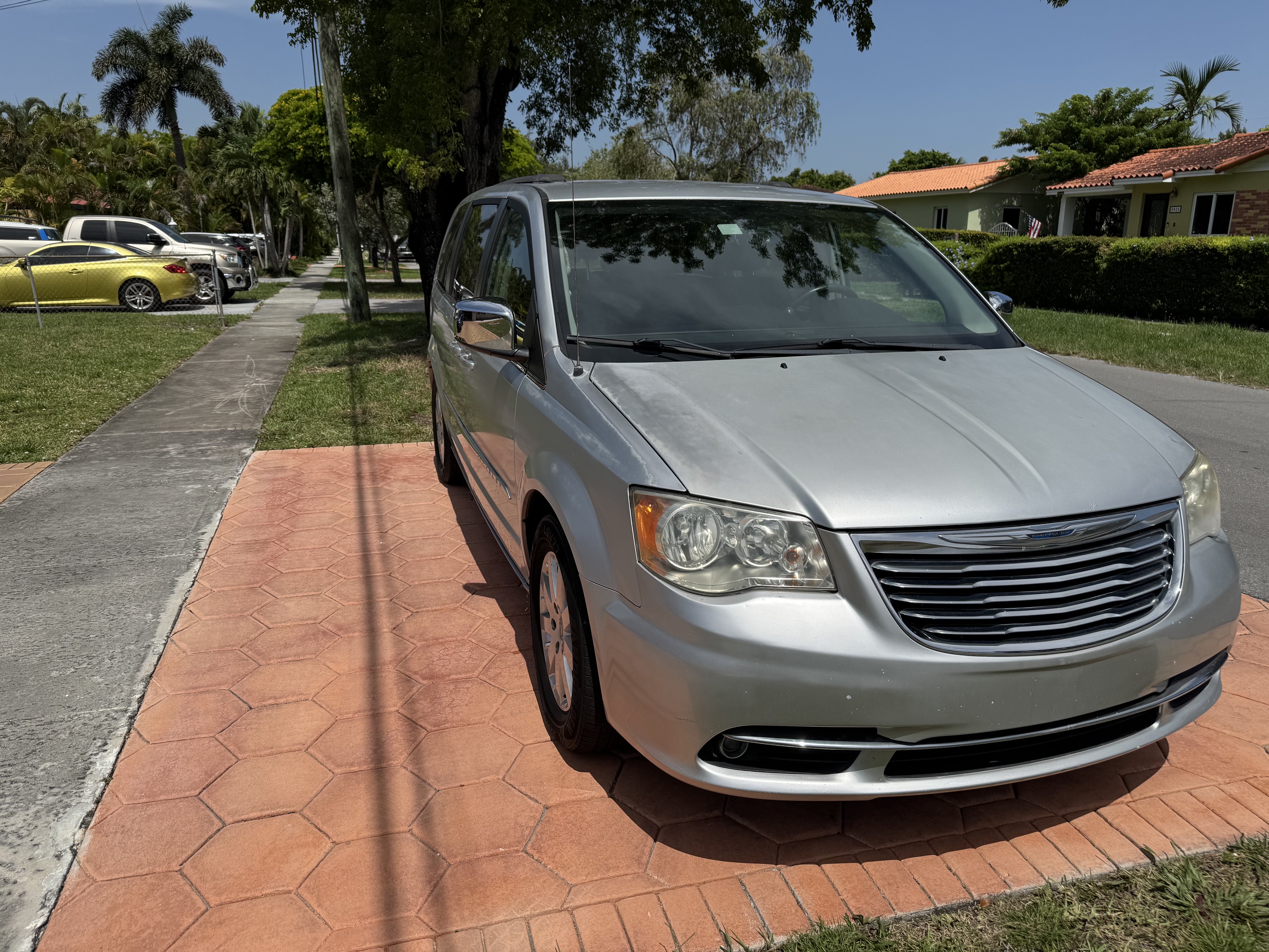 Used 2012 Chrysler Town & Country Touring-L FWD image 6