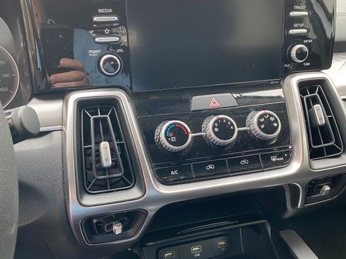 Used 2023 Kia Sorento LX image 9