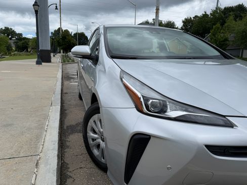 Used 2021 Toyota Prius LE FWD image 2