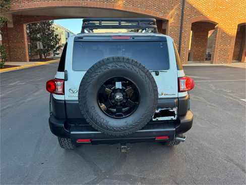 Used 2011 Toyota FJ Cruiser Sport Utility 2D image 5
