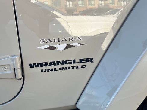 Used 2017 Jeep Wrangler Unlimited Sahara w/ Connectivity Group image 11