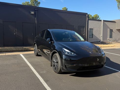 Used 2025 Tesla Model Y Long Range image 2
