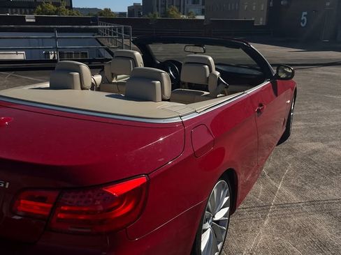 Used 2011 BMW 335i Convertible image 21