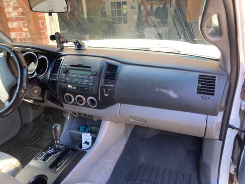 Used 2010 Toyota Tacoma PreRunner image 14