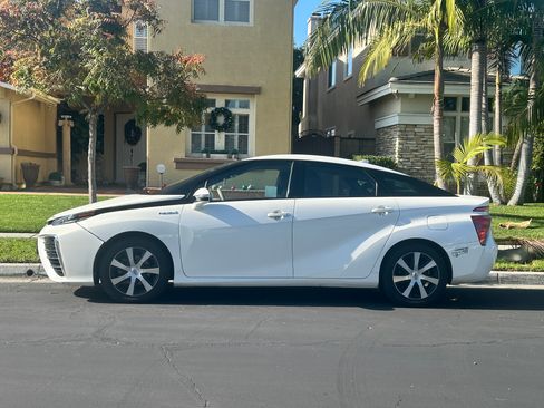 Used 2016 Toyota Mirai image 1
