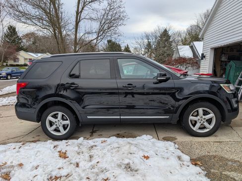 Used 2016 Ford Explorer XLT w/ Equipment Group 202A image 2