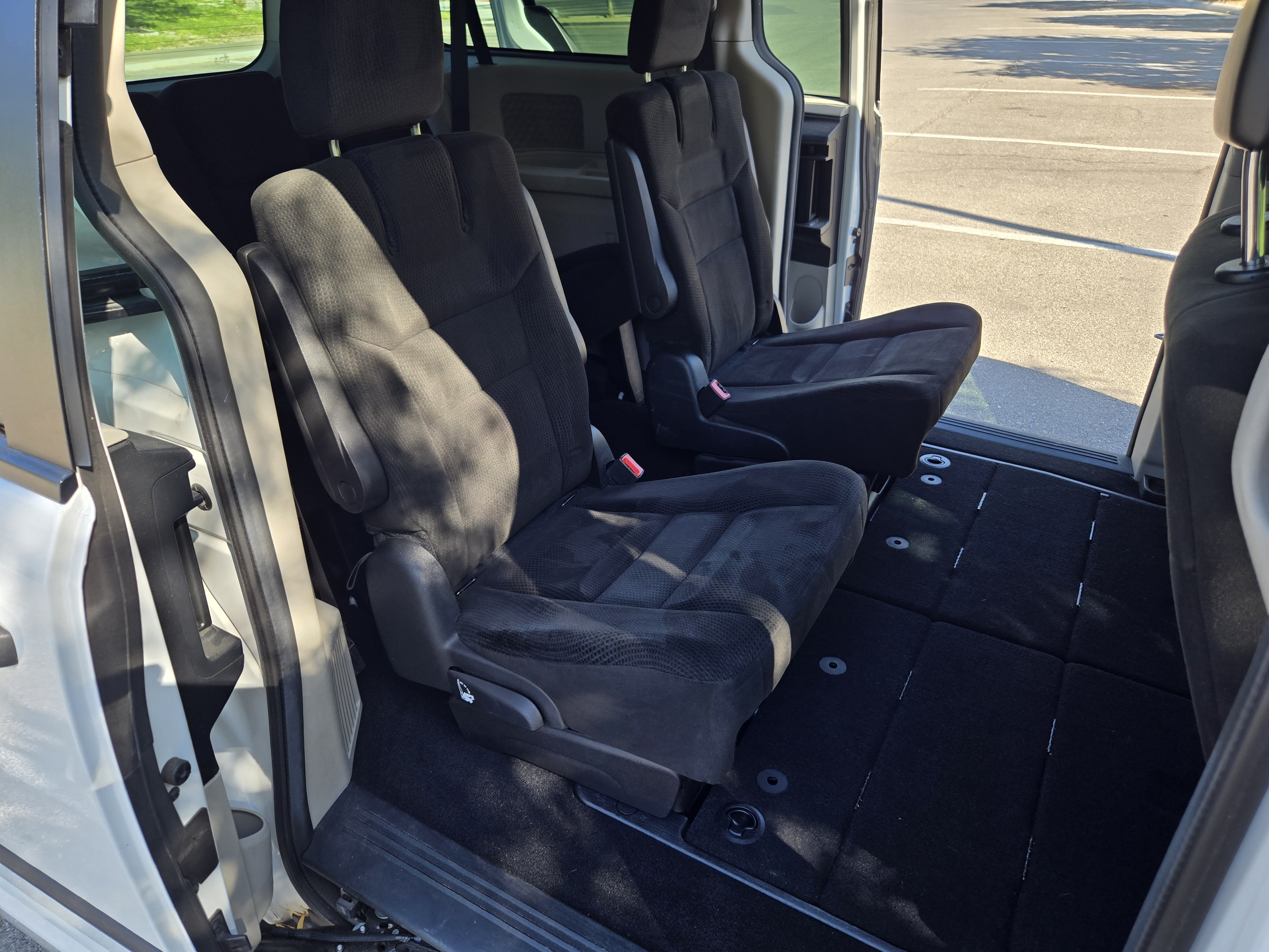 Used 2015 Dodge Grand Caravan American Value Package w/ UConnect Hands-Free Group FWD image 23