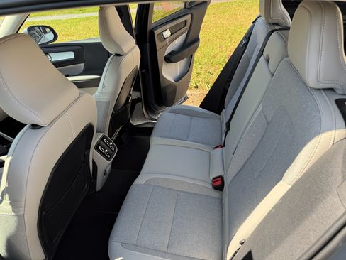 Used 2020 Volvo XC40 T5 Momentum w/ Premium Package image 14